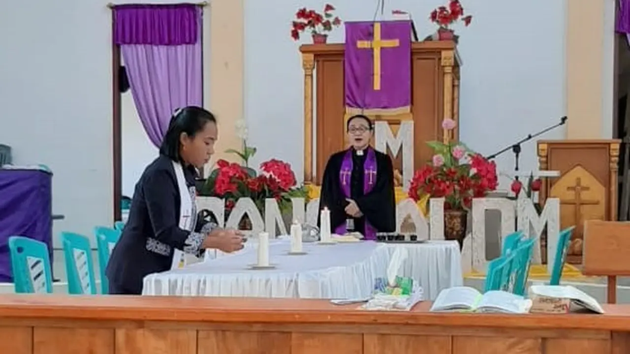 Pendeta Crispin Larunsedu STeol tetap menjalankan tugas melayani jemaat dengan mematuhi instruksi pemerintah untuk menjaga jarak.