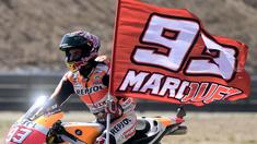 Pebalap Repsol Honda, Marc Marquez, merayakan kemenangan pada GP Aragon di Sirkuit Motorland, Alcaniz, Minggu (24/9/2017). Marquez berhasil finis tercepat dengan waktu 42 menit 6,819 detik. (AFP/Jose Jordan)