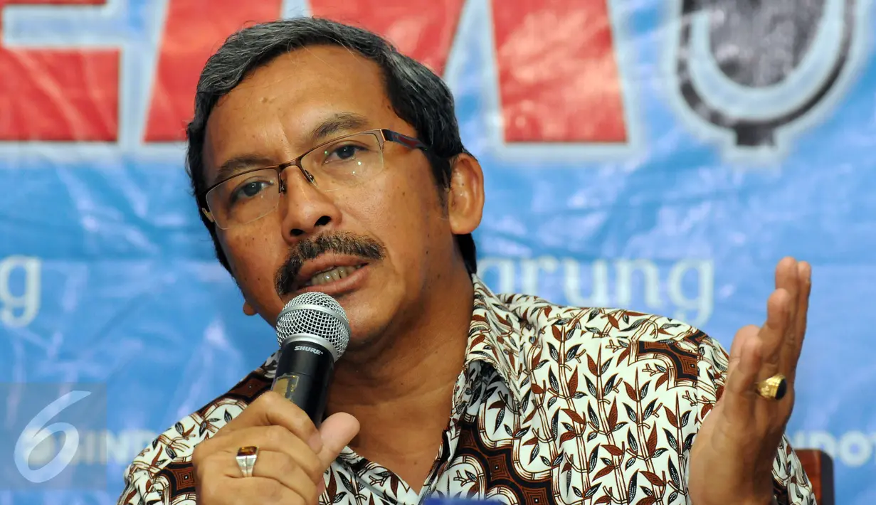 Deputi Bidang Statistik Distribusi dan Jasa BPS, Sasmito Hadi Wibowo memberikan pernyataan pada diskusi De Javu Harga Sembako di Jakarta, Sabtu (4/6/2016). Diskusi menyoal fluktuasi harga sembako setiap jelang hari raya. (Liputan6.com/Helmi Fithriansyah)