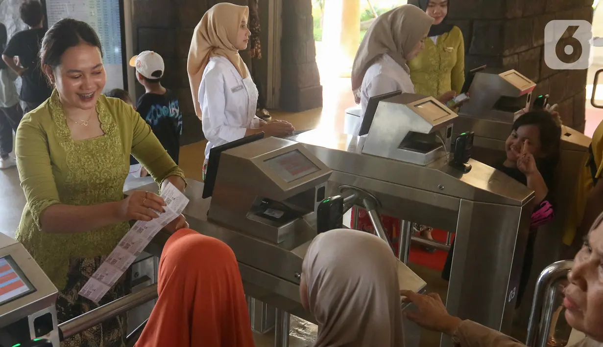 Peringatan Hari Kartini identik dengan penggunaan busana tradisional, khususnya kebaya. (Liputan6.com/Herman Zakharia)