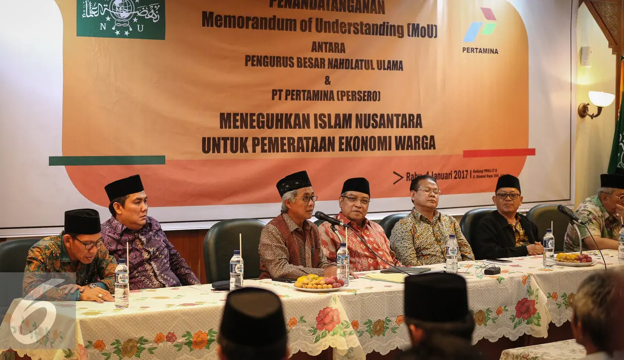 Suasana saat penandatanganan nota kesepahaman (MoU) di Gedung PBNU, Jakarta, Rabu (4/1). Lingkup kerjasama tersebut berlaku selama lima tahun yang meliputi pengembangan usaha niaga, investasi, dan pembangunan sektor migas. (Liputan6.com/Faizal Fanani)