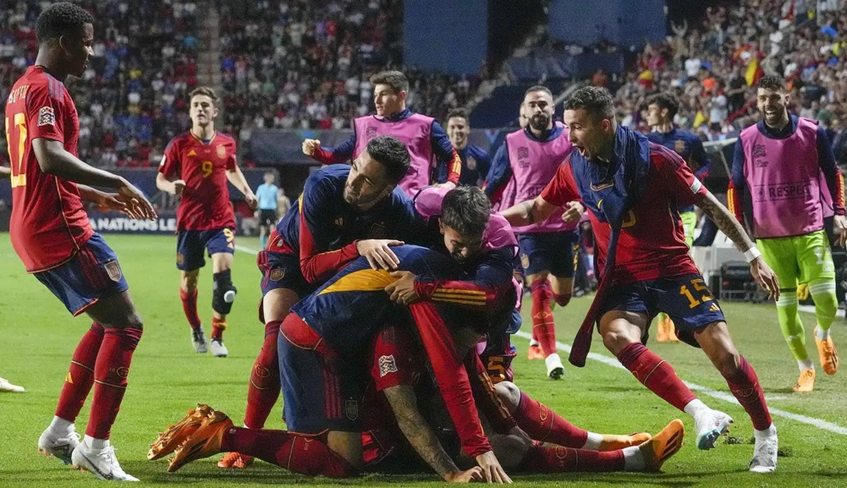 <p>Spanyol kembali lebih sering menugasai bola di babak kedua. Usaha keras Spanyol membuahkan hasil pada menit ke-88. Bola tembakan Rodri mengenai pemain Italia dan mengarah pada Joselu yang menuntaskannya dengan sontekan. (AP Photo/Martin Meissner)</p>