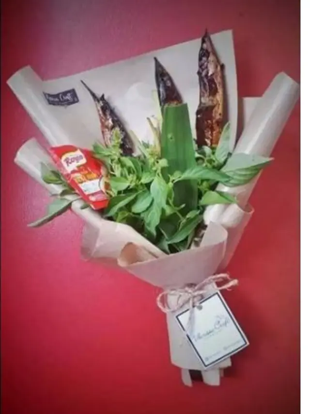 6 Buket Bunga Isi Bahan Makanan Ini Nyeleneh Banget, Bikin Tepuk Jidat