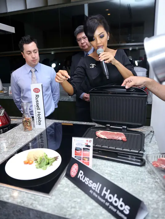 Selain itu, Farah juga mengatakan bahwa sang anak tidak selalu menerima masakan yang diberikan olehnya. Untuk itu ia selalu memasak berdasarkan permintaan yang diajukan kepada dirinya. (Nurwahyunan/Bintang.com)