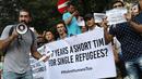 Pengungsi dari negara-negara berkonflik melakukan unjuk rasa di depan Kantor UNHCR, Jalan Kebon Sirih, Jakarta, Selasa (30/7/2019). Pengungsi yang rata-rata belum berkeluarga tersebut mendesak pihak UNHCR segera memproses surat ijin menuju negara tujuan mereka. (Liputan6.com/Helmi Fithriansyah)