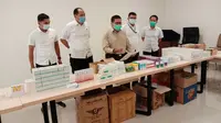 Direktur Reskrimsus Polda Riau dengan barang bukti kosmetik ilegal sitaan anggotanya. (Liputan6.com/M Syukur)