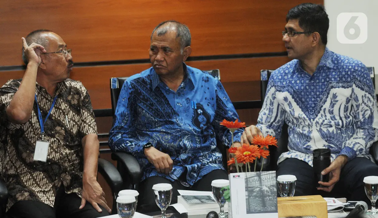 Ketua KPK Agus Rahardjo (tengah), dosen hukum pidana Unpar Agustinus Pohan (kiri), dan Wakil Ketua KPK Laode M Syarief saat menjadi pembicara diskusi di Gedung KPK, Jakarta, Kamis (19/12/2019). Diskusi membahas gagasan perubahan UU Tipikor. (merdeka.com/Dwi Narwoko)