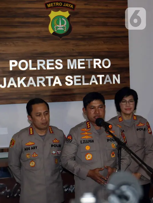 Kadiv Humas Polda Metro Jaya Kombes Pol E Zulpan (tengah) menyampaikan keterangan saat jumpa pers terkait kasus kekerasan dalam rumah tangga (KDRT) yang dilakukan oleh artis Rizky Billar di Polres Metro Jakarta Selatan, Rabu (12/10/2022). Polres Metro Jakarta Selatan resmi menaikkan status Rizky Billar dari saksi menjadi tersangka dalam kasus KDRT yang dilakukan terhadap Lesti Kejora. (Liputan6.com/Herman Zakharia)