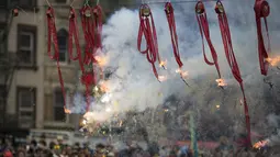Petasan dinyalakan sebagai tanda upacara perayaan Imlek dimulai di Chinatown, New York City (16/2). (Drew Angerer/Getty Images/AFP)