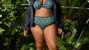 Model plus size berpose mengenakan lingerie di atas runway Savage x Fenty Show pada New York Fashion Week di Brooklyn, Rabu (12/9). Fashion show kali ini jadi sorotan karena menampilkan model dengan berbagai tipe dan ukuran tubuh. (AP/Diane Bondareff)