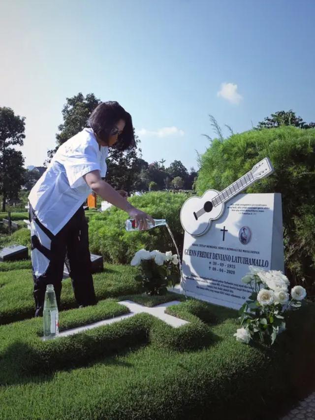 Mutia Ayu Rawat Makam Glenn Fredly