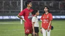 Striker Persija Jakarta, Bambang Pamungkas, bersama isteri dan anaknya merayakan gelar juara Piala Presiden di SUGBK, Jakarta, Sabtu (17/2/2018). Persija menang 2-0 atas Bali United. (Bola.com/Vitalis Yogi Trisna)