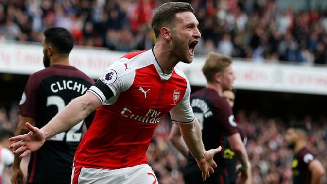 Bek Arsenal Shkodran Mustafi merayakan gol ke gawang Manchester City pada laga Premier League di Stadion Emirates, London, Minggu (2/4/2017). (AFP/Ian Kington)