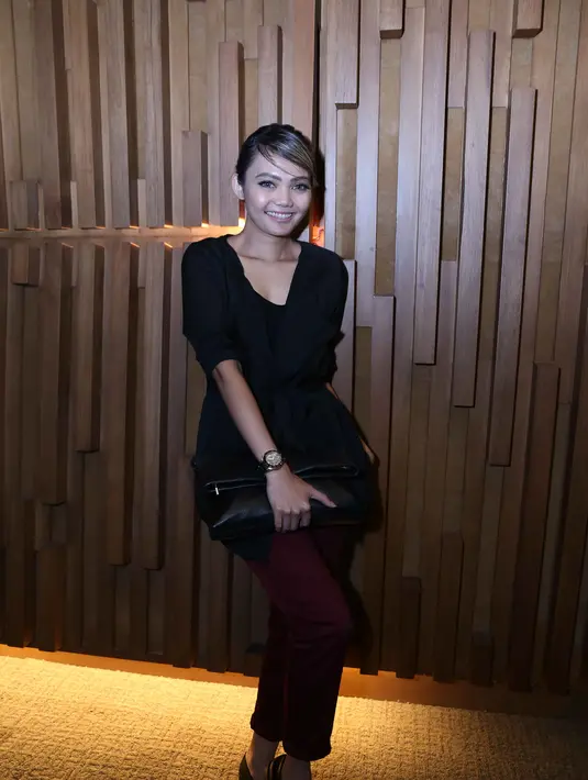 Seperti dilansir liputan6.com, usai menjadi host acara Dangdut Academy 3 di studio Indosiar, Jakarta Barat, Senin Rina mengakui telah resmi jadian dengan Fakhrul Razi baru dua hari. (Nurwahyunan/Bintang.com)