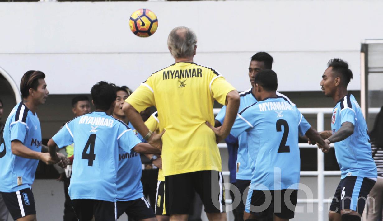 Pemain Timnas Myanmar menggelar latihan jelang pertandingan uji coba melawan Timnas Indonesia U-22. Myanmar tidak akan meremehkan skuat Timnas Indonesia yang mayoritas masih muda. (Bola.com/M iqbal Ichsan)