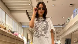 Pada beberapa foto yang diunggah, pemain Dari Jendela SMP ini terlihat kerap menggunakan kacamata. Penampilan Sandrinna saat memakai kacamata pun curi perhatian netizen. (Liputan6.com/IG/@sandrinna_11)