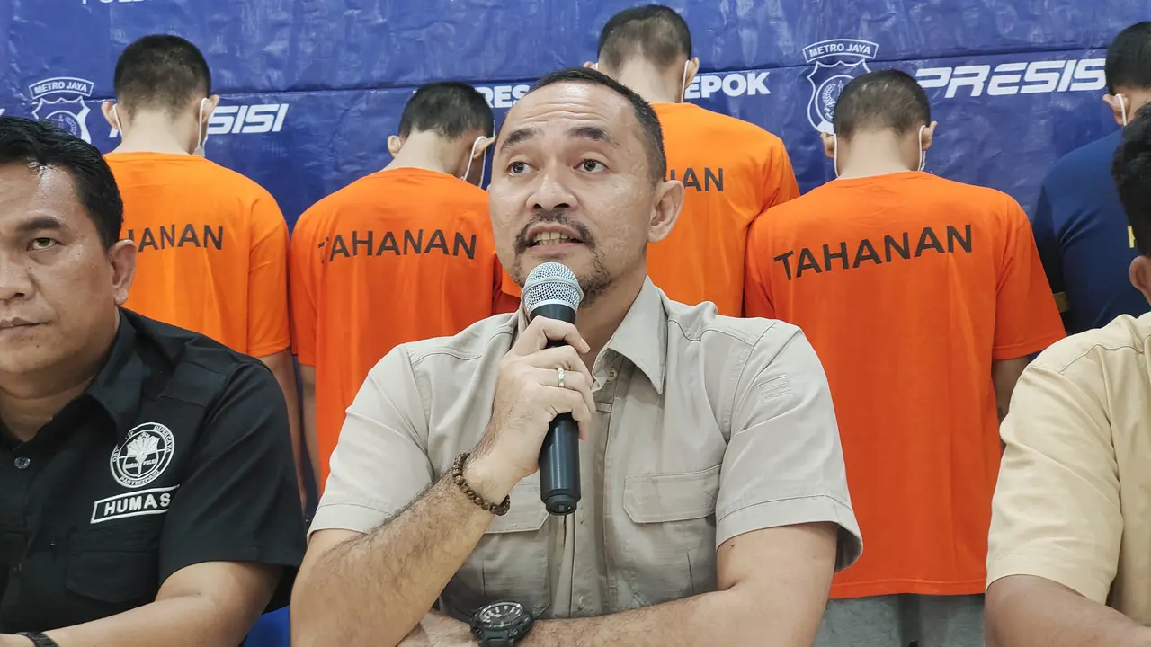 Kasat Reskrim Polres Metro Depok, AKBP Dermawan Kristianus Zendrato saat melakukan pengungkapan kasus pencurian.