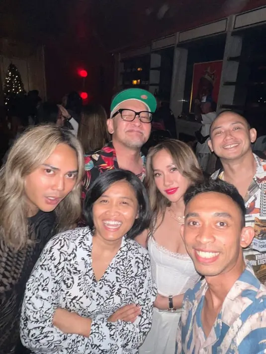 Bersama sahabat, BCL mengenakan atasan putih korset yang serasi dengan bawahannya saat merayakan ulang tahun Tiko. [@bimopermadi]