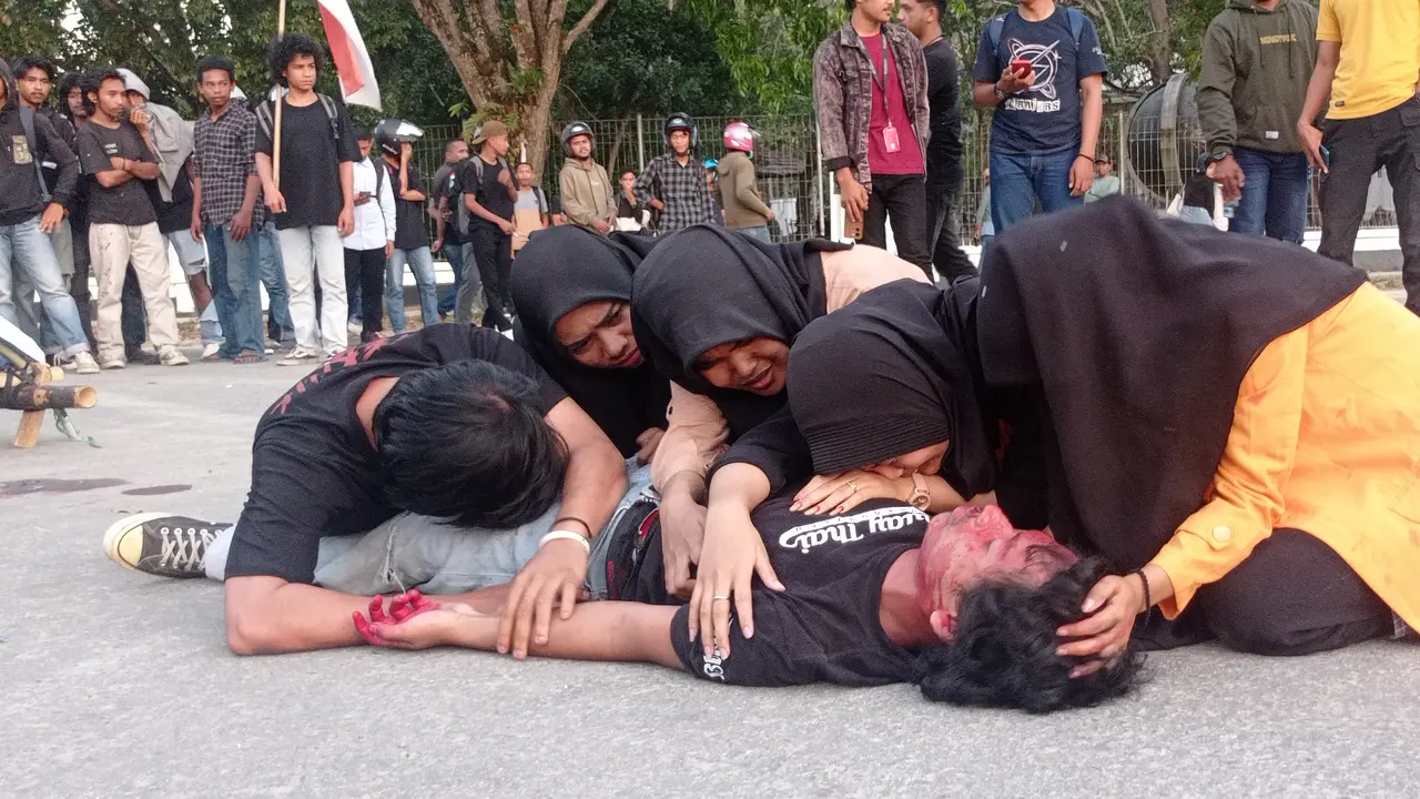 Aksi teaterikal memperingati tragedi dua orang mahasiswa tewas tertembak polisi di Kendari pada 2019 di Kota Kendari.