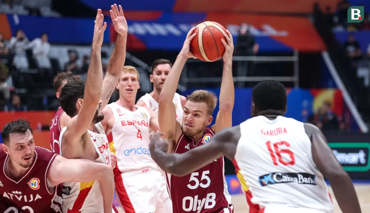 Pebasket Latvia, Arturs Zagars (kedua kanan) berusaha melewati penjagaan sejumlah pebasket Spanyol pada laga Grup L Piala Dunia FIBA 2023 di Indonesia Arena, Senayan, Jakarta, Jumat (01/09/2023). Latvia menang dengan skor 74-69. (Bola.com/Bagaskara Lazuardi)