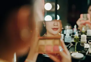 Makeup natural dewy bukan hanya soal hasil berkilau di kulit tapi bagaimana memilih produk dan menerapkannya dengan cara yang bisa menciptakan tampilan wajah agar terlihat sehat dan hidup (Sumber: Pexels.com)