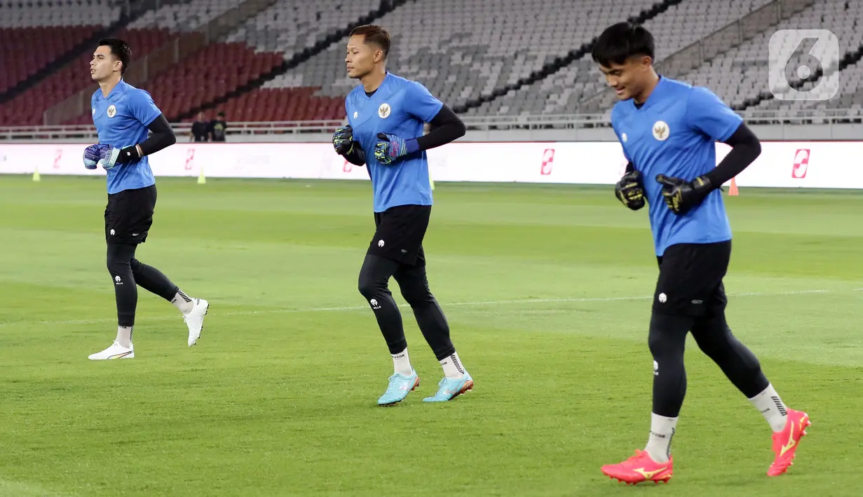 Tiga penjaga gawang Timnas Indonesia serius menjalani sesi latihan jelang berlaga melawan Brunei Darussalam. (Liputan6.com/Helmi Fithriansyah)