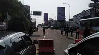 Petugas gabungan menutup jalan menuju kawasan Puncak Bogor, Sabtu (12/9/2020). Polisi menerapkan rekayasa lalu lintas satu arah untuk mengurai kepadatan di kawasan Puncak. (Liputan6.com/Achmad Sudarno)
