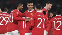 Trio Brasil menjadi penentu kemenangan 3-1 Manchester United atas Reading dalam babak keempat Piala FA 2022/2023 di Old Trafford Stadium, Minggu (29/1/2023) dini hari WIB. Ketiganya bahu membahu dan berkontribusi atas terciptanya ketiga gol Setan Merah. Casemiro mampu menyumbang dua gol, Fred satu gol dan satu assist, sementara Antony berjasa memmberi assist bagi gol pertama Casemiro. (AFP/Oli Scarff)