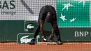 Ekspresi petenis wanita Serena Williams saat bertanding melawan petenis wanita dari Ceko Krystina Pliskova dalam turnamen tenis Perancis Terbuka di stadion Roland Garros di Paris, Prancis (29/5). (AP / Alessandra Tarantino)