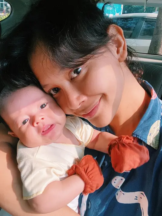 Bunga Jelitha, memperlihatkan wajah sang buah hati yang berada di dalam pelukannya. Bintang film Serigala Langit ini mendapat pujian dari sang suami, "Mima yang sempurna untuk kk dan baby Ansel ❤️❤️❤️."