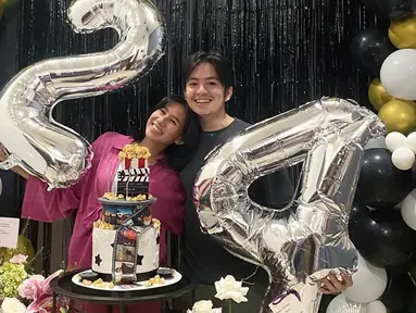 Pertambahan usia membuat Shenina Cinnamon merasa bahagia karena mendapat kejutan romantis dari sang kekasih. Ia mengaku senang saat Angga Yunanda mengadakan birthday party hingga memberinya hadiah. (Liputan6.com/IG/@angga)