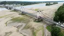 Foto udara menunjukkan jembatan di atas dasar Sungai Loire yang mengering di Saint-Georges-sur-Loire, Prancis barat pada 1 Agustus 2023. (AFP/Damien Meyer)
