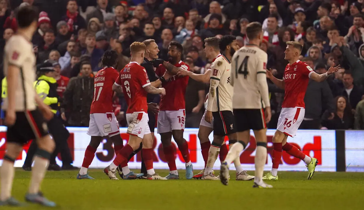 Para pemain Nottingham Forest mengklaim penalti saat melawan Liverpool pada pertandingan sepak bola perempat final Piala FA di City Ground, Nottingham, Inggris, Minggu (20/3/2022). Liverpool menang 1-0. (AP Photo/Jon Super)