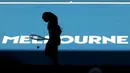 Siluet petenis Amerika Serikat, Coco Gauff saat bersiap melakukan servis ke arah kompatriotnya, Sofia Kenin pada hari kedua Australia Open 2025 di Melbourne, Australia, Senin (13/01/2025). (AFP/David Gray)