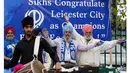 Suporter Leicester City dari Sikh menari dan bernyanyi dengan ciri khas budayanya merayakan titel juara Liga Inggris di Stadion King Power, Leicester, (7/5/2016). (AFP/Adrian Dennis)