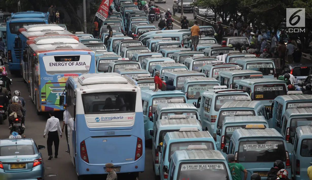 Sopir angkot trayek 44 (Jatinegara-Kampung Melayu-Tebet) melakukan unjuk rasa di sekitar Stasiun Tebet, Jakarta, Senin (12/2).  Demo terkait keberadaan Transjakarta rute Kampung Melayu-Tanah Abang. (Liputan6.com/Arya Manggala)