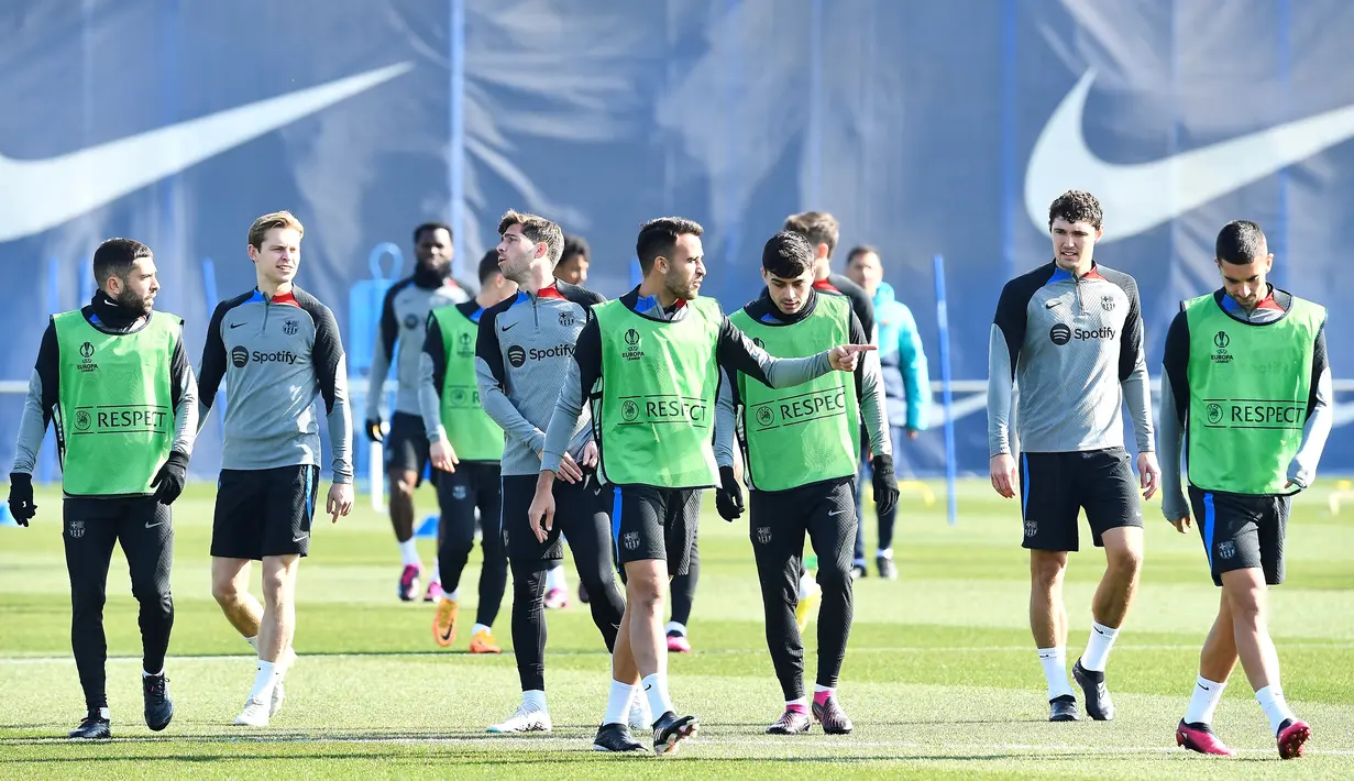Para pemain Barcelona tiba menghadiri sesi latihan di tempat latihan Joan Gamper di Sant Joan Despi, dekat Barcelona, pada 15 Februari 2023. Barcelona akan bertanding melawan wakil Inggris, Manchester United pada Babak playoff knockout Liga Europa 2022-2023 di Stadion Spotify Camp Nou. (AFP/Pau Barrena)
