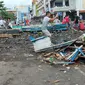 Perahu nelayan yang hancur diseret ombak hingga masuk ke pusat perbelanjaan Kawasan Megamas Manado.