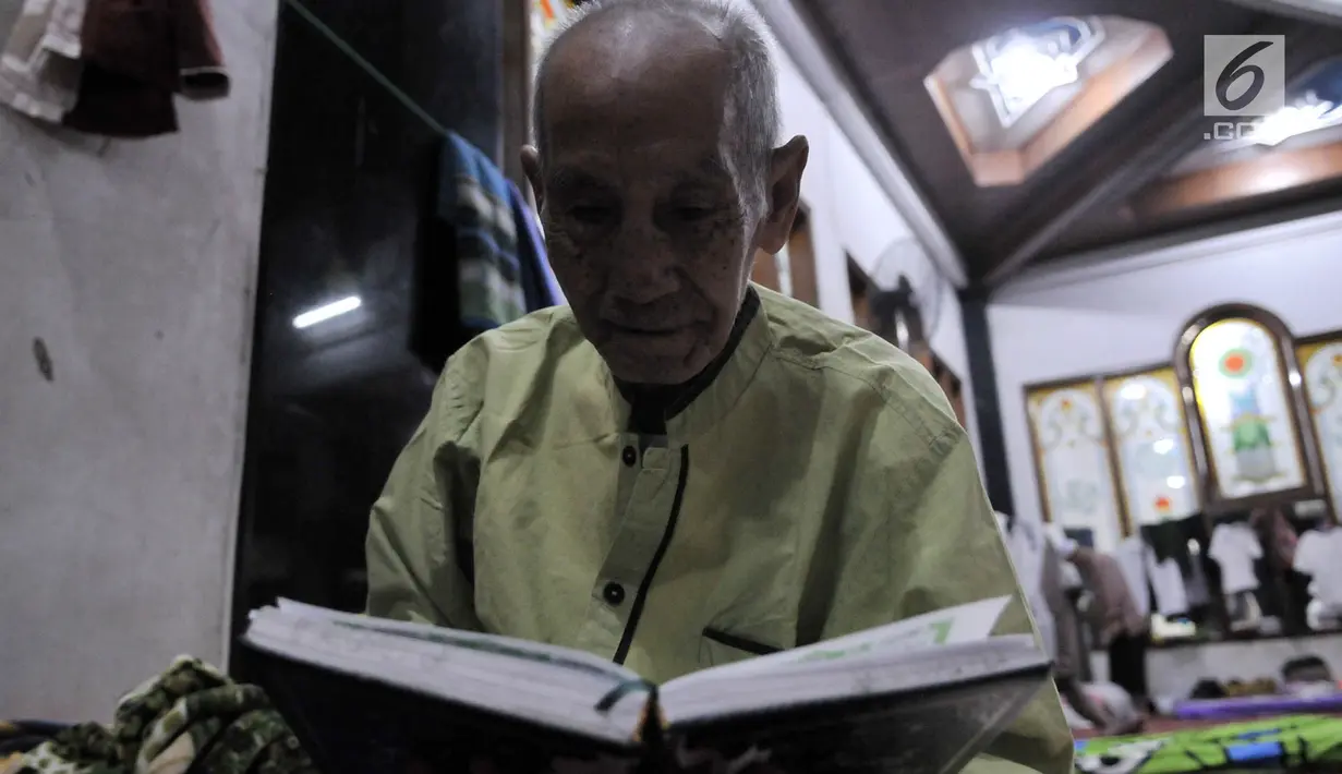 Umat Islam bertadarus di Masjid Pondok Pesantren At-Taqwa, Bekasi, Selasa (28/5/2019). Pelaksanaan Iktikaf di masjid ini diikuti lebih dari 800 jemaah dari berbagai kalangan, mulai dari orang tua, mahasiswa, pelajar umum, hingga santri pondok pesantren tersebut. (Merdeka.com/Iqbal S Nugroho)