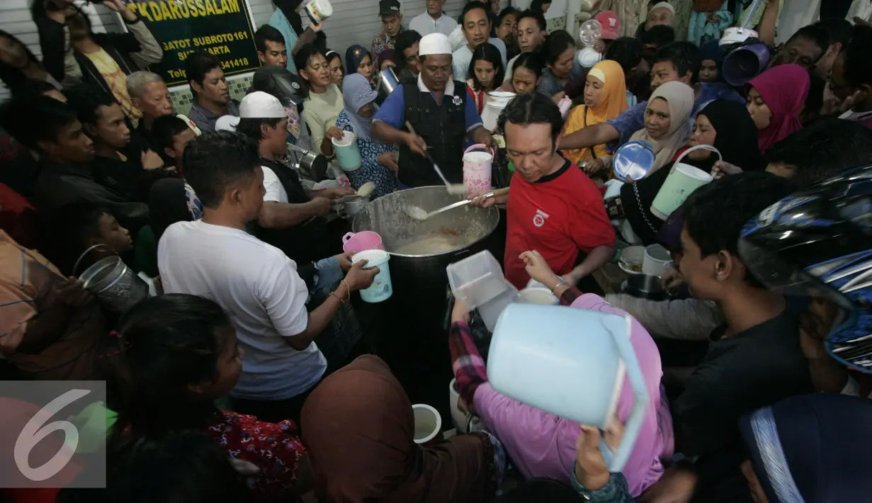 Bahan utama bubur Banjar Samin sama dengan bubur di Jawa berupa beras, namun di dalamnya terdapat aneka bumbu, daging, sayur dll. Di antara bumbunya adalah rempah-rempah ditambah minyak Samin, Solo Selasa (7/6). (Liputan6.com/Boy Harjanto)