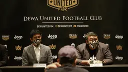 Dalam kesempatan tersebut, Chief Executive Officer Dewa United FC, Ardian Satya Negara (kanan) mengungkapkan bahwa pengalaman menjadi alasan utama penunjukan Nil Maizar sebagai pelatih kepala Dewa United. (Bola.com/M Iqbal Ichsan)