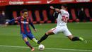 Sergino Dest (kiri) mendapat peluang untuk menggandakan keunggulan. Sayang, bola masih melambung di atas gawang Sevilla. (Foto: AFP/Cristina Quicler)