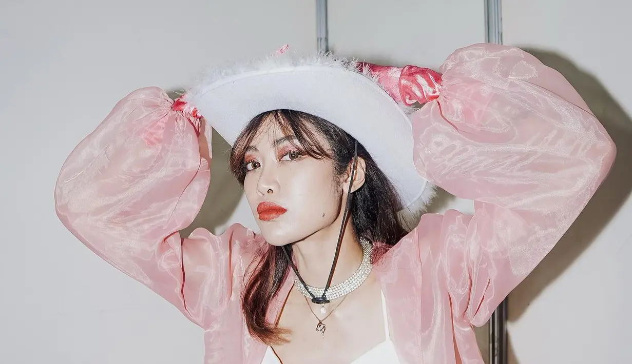 <p>Gaya manggung Widi Vierratale selalu out of the box didominasi gaya midriff [IG@widikidiwdkdw]</p>