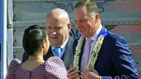Perdana Menteri Selandia Baru John Key (kanan) menerima karangan  bunga saat tiba di bandara internasional Manila, Filipina, Selasa (17/11/2015).  John Key hadir untuk menghadiri Kerjasama Ekonomi Asia - Pasifik (APEC). (REUTERS/Romeo Ranoco)