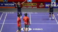 Ganda putra Indonesia Muhammad Rian Ardianto (kanan) dan Fajar Alfian (kiri) mengembalikan kok Huang Di dan Liu Yang (China) pada perempat final Kapal Api Indonesia Open 2025 di Istora Senayan, Gelora Bung Karno, Jakarta, Jumat (6/6/2025). (Liputan6.com/Herman Zakharia)