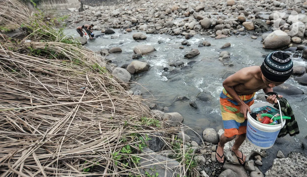 Warga usai mandi di Sungai Cipamingkis, Desa Jagaita, Jonggol, Kabupaten Bogor, Jawa Barat, Kamis (29/7/2021). BMKG menjelaskan, saat ini 70 persen wilayah Indonesia sudah memasuki musim kemarau, 30 persen lainnya masih dalam musim peralihan. (merdeka.com/Iqbal S. Nugroho)