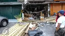 Seorang warga tampak melihat kondisi restoran usai meledak di Jalan Boulevard Raya, Blok IA no 18, Jakarta, pada Senin malam, Selasa (21/7/2015). Ledakan diakibatkan oleh tabung gas yang berada di dapur masak. (Liputan6.com/Faizal Fanani)