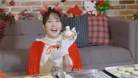 Momen Kocak Jisoo BLACKPINK Saat Hias Kue Natal yang Jadi Sorotan Penggemar (Tangkapan Layar YouTube/행복지수 103%)
