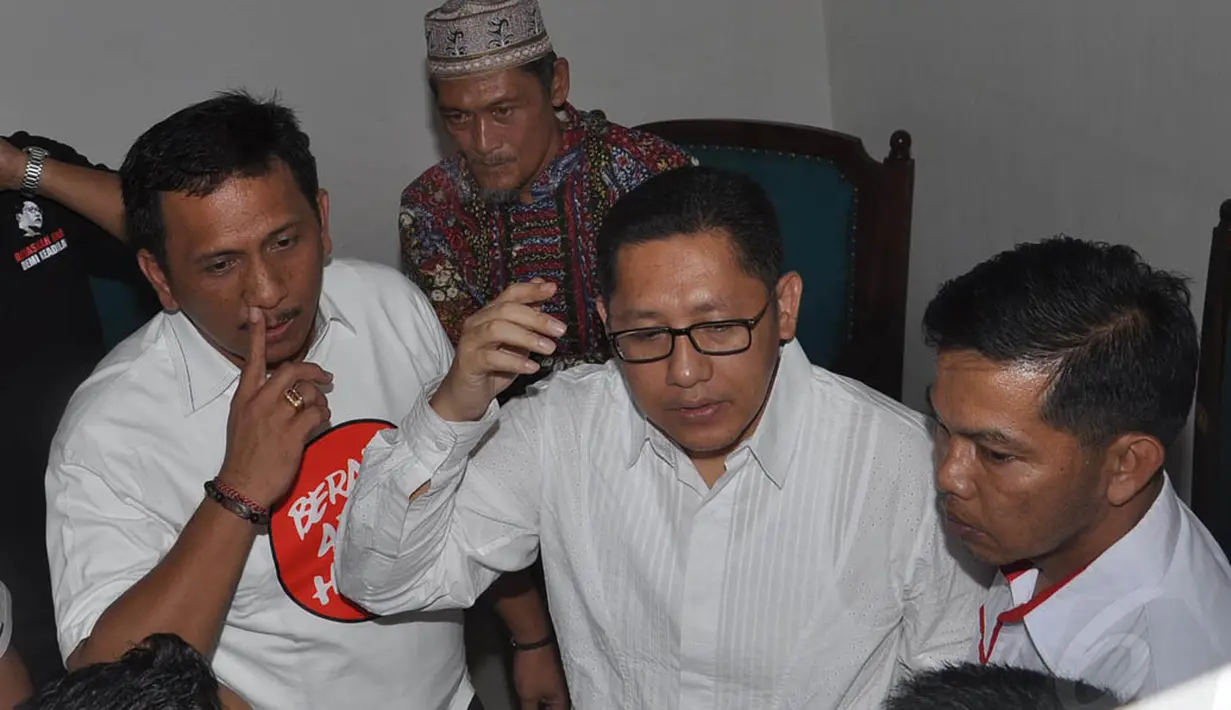 Puluhan pendukung Anas Urbaningrum tampak kompak memakai baju kaus putih dengan tulisan merah 'Berani Adil, Hebat', Jakarta, (24/9/14). (Liputan6.com/Miftahul Hayat)