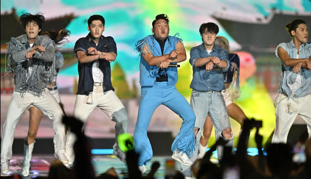 Penyanyi Korea Selatan Psy tampil pada konser Seoul Festa 2022 di Kompleks Olahraga Jamsil, Seoul, Korea Selatan, 10 Agustus 2022. Acara ini akan berlangsung selama empat hari, mulai tanggal 10 hingga 14 Agustus 2022. (Jung Yeon-je/AFP)